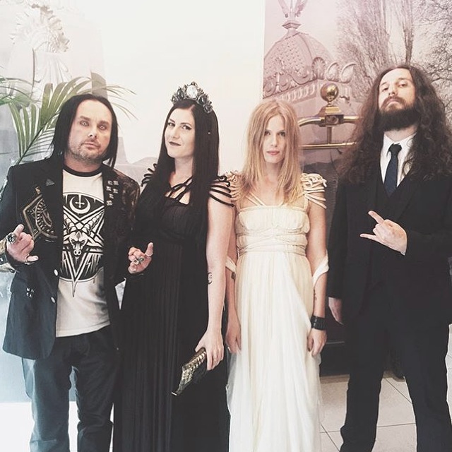 Lindsay Schoolcraft (former Cradle of Filth) & Amalie Bruun (Myrkur) beide ind ROHMY Couture auf dem roten Teppich der Metal Hammer Golden Gods Awards