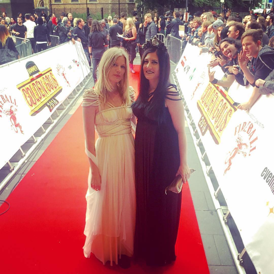 Lindsay Schoolcraft (former Cradle of Filth) & Amalie Bruun (Myrkur) beide ind ROHMY Couture auf dem roten Teppich der Metal Hammer Golden Gods Awards