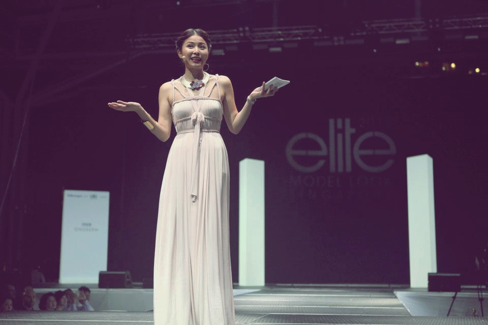 Miss Universe Singapur Jessica Tan in ROHMY Couture