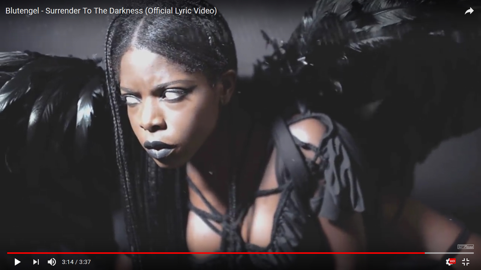 Teresa Fractale für Blutengelvideo "Surrender to the darkness" (Video: Annie Bertram) in ROHMY Couture